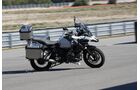 Bei BMW dreht auf dem Außengelände ein autonom fahrendes Motorrad seine Runden.