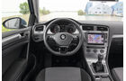 Das Cockpit des VW Golf TDI Bluemotion