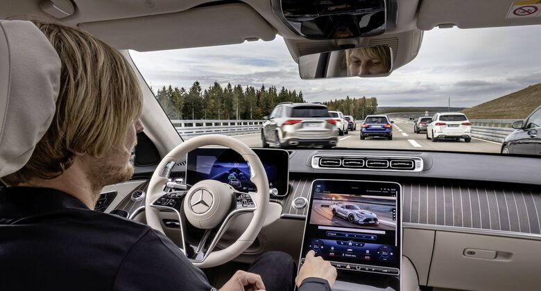 Mercedes-Benz erhält weltweit erste international gültige Systemgenehmigung für hochautomatisiertes Fahren
