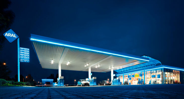 Tankstelle aussen bei Nacht