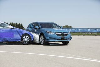 Zf Bringt Aussenairbag Luftpolster Fur Seitenaufprall Firmenauto